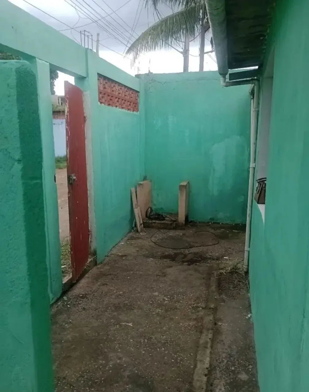 CASA COM 2 QUARTOS EM SANTA CRUZ - ACEITO ENTRADA - Foto 2