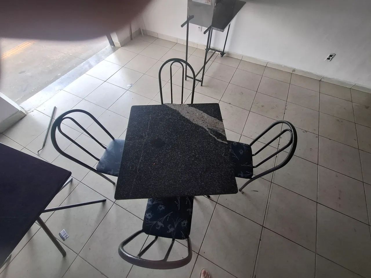 Mesa com tampo de granito com 4 cadeiras