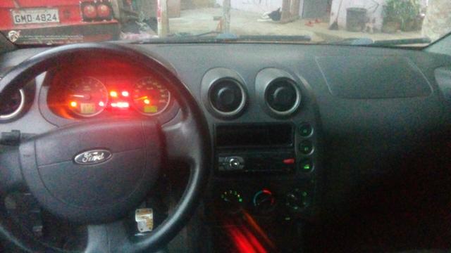 Fiesta sedan 1.6 Zetec Rocam 7.000 - Foto 2