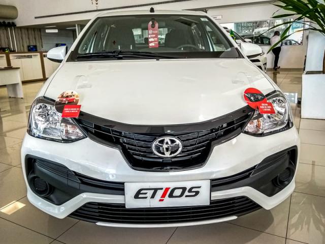 TOYOTA ETIOS HATCH X 13L MT 19/20 - Foto 2