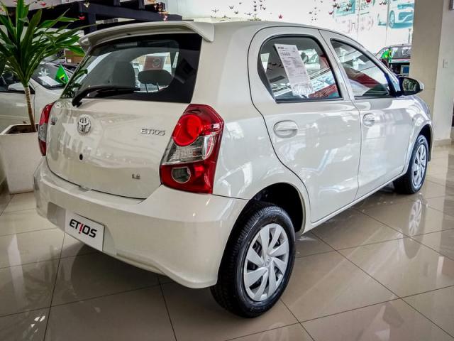 TOYOTA ETIOS HATCH X 13L MT 19/20 - Foto 4