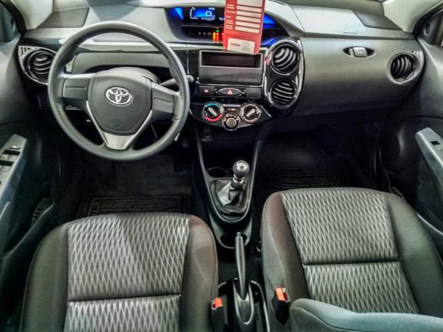 TOYOTA ETIOS HATCH X 13L MT 19/20 - Foto 8
