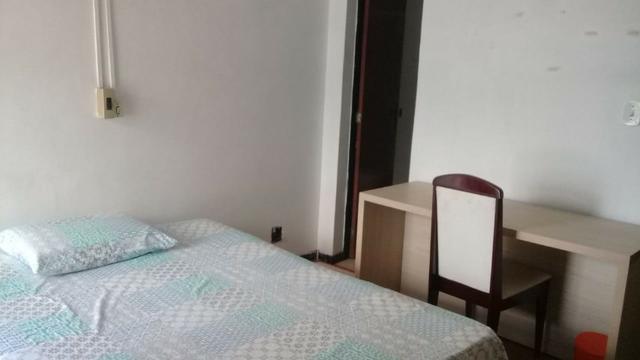 Aluga-se suite para estudante no Barramar