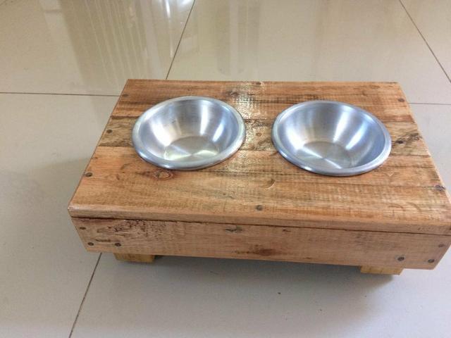 Comedouro para caes e gatos feito de madeira de palet - Foto 4