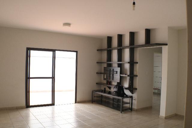 Apartamento Térreo Jd. Califórnia - 2quartos, 3 banheiros, 2 Quintais , 1 vaga - 110Mts - Foto 2