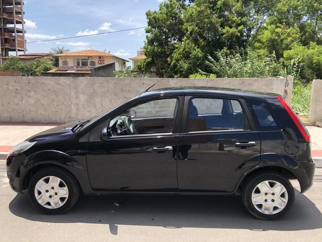 Vendo Fiesta Hatch 1.0 - 2013 - Preto - Único dono - Foto 3