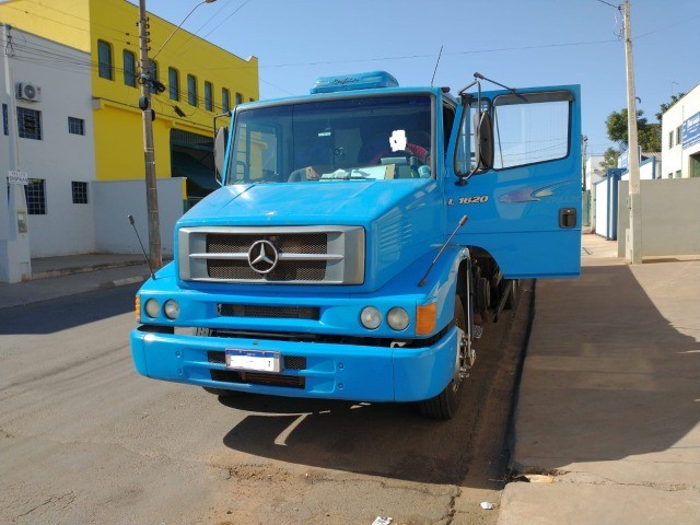 CAMINHÃO MERCEDES BENZ 1620  2001 