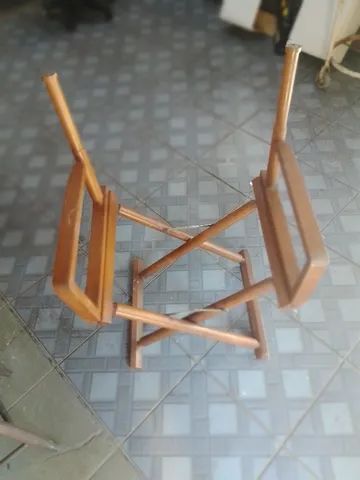 Cadeiras antigas de diretor pra restaurar.