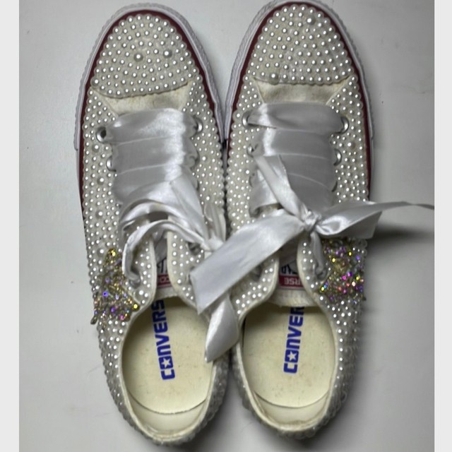 Allstar branco customizado com pérolas e pedrarias.