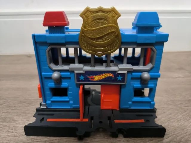 Hot Wheels City Downtown Police Station Breakout Play Set 