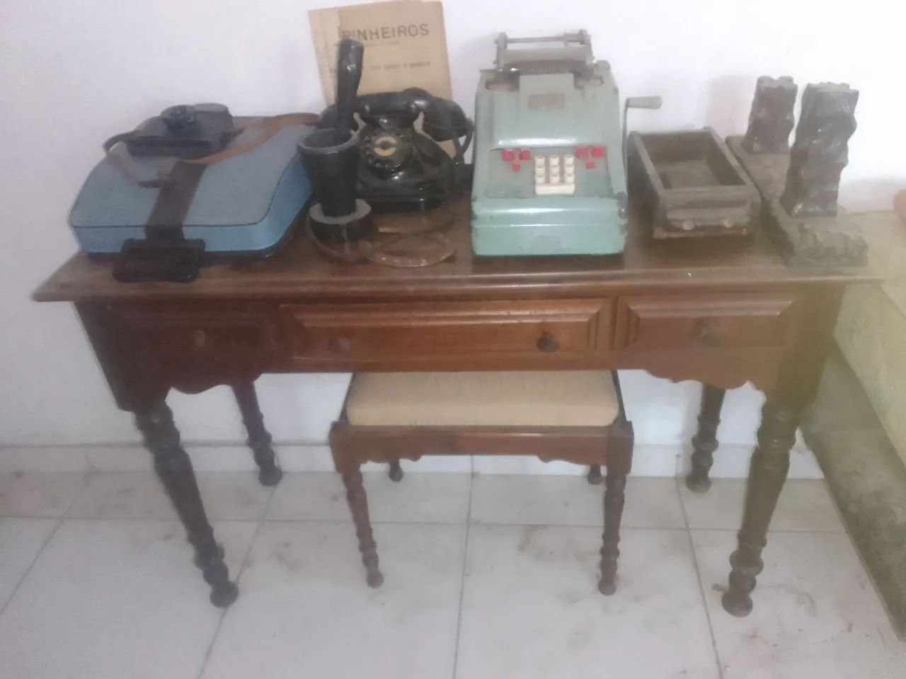 Família vende um lote de antiguidades década de 30 a 60 