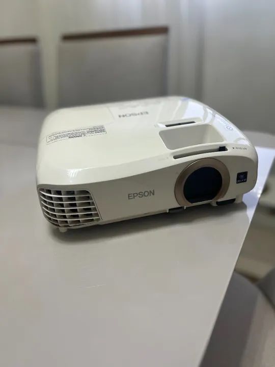 Projetor Epson HomeCinema 2045 FullHD, 3D, 2.200 lumens, input lag baixo