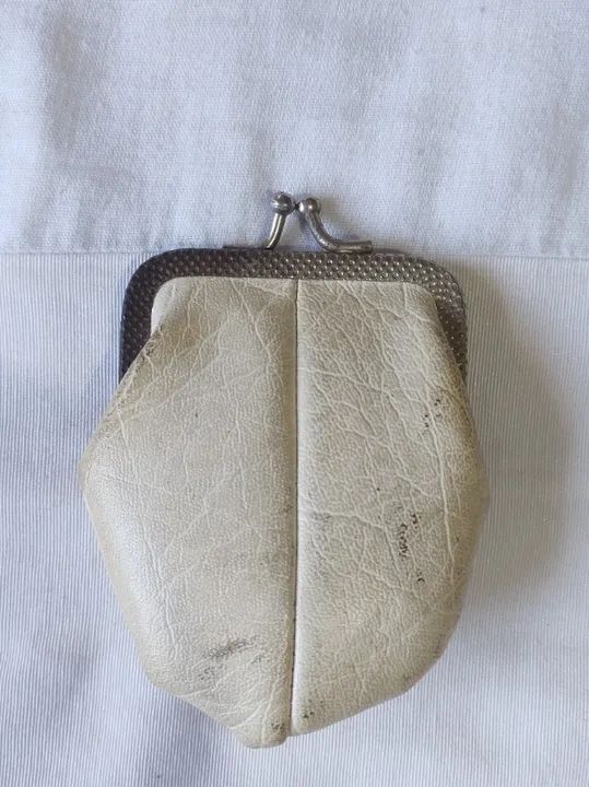 Antiga Bolsa Para Moedas De Cor Branca Em Bom Estado