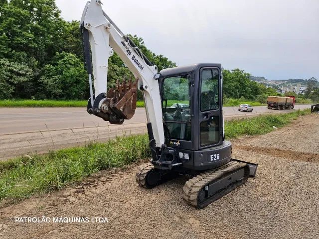 Mini Escavadeira Bobcat E26 ano 2014 com 5.700 horas  cabinada  - Foto 6