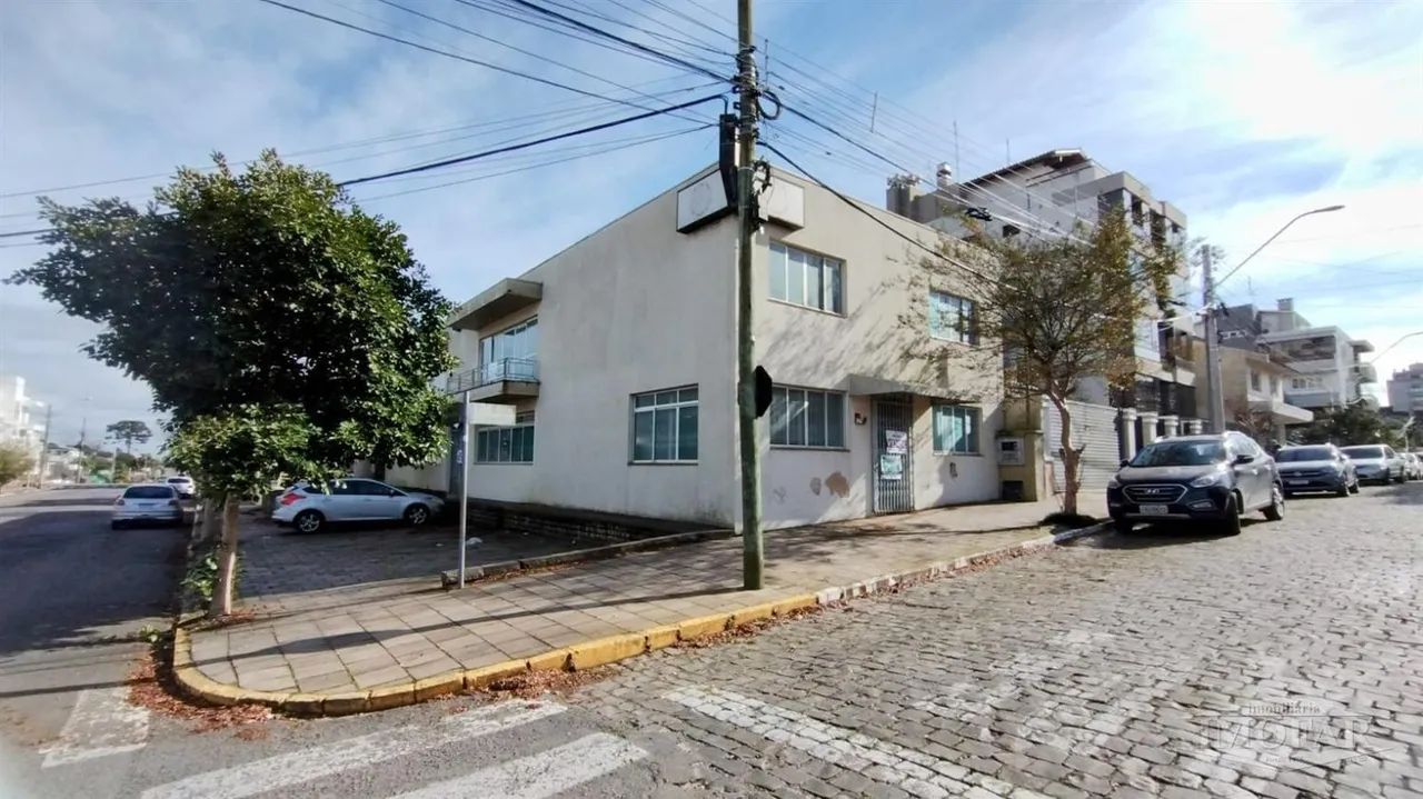 Localizado em um terreno de esquina no centro da cidade, apresentamos um prédio excepciona