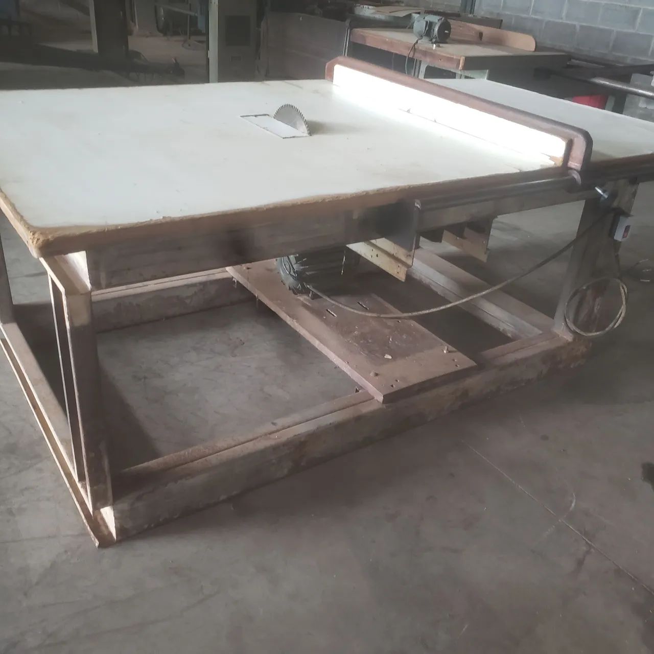 Serra circular grande comum