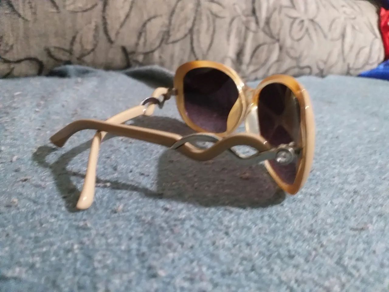 Vendo óculo UV400 feminino elegante.  - Foto 4