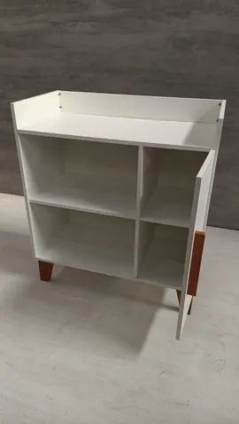 buffet aparador vintage com uma porta e pezinhos 