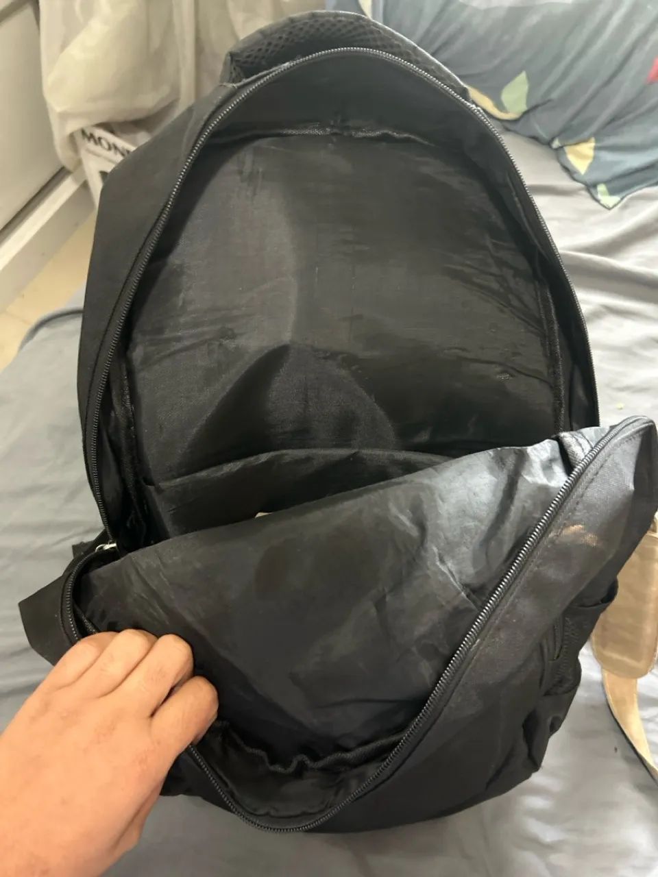 Mochila preta espaçosa - Foto 5