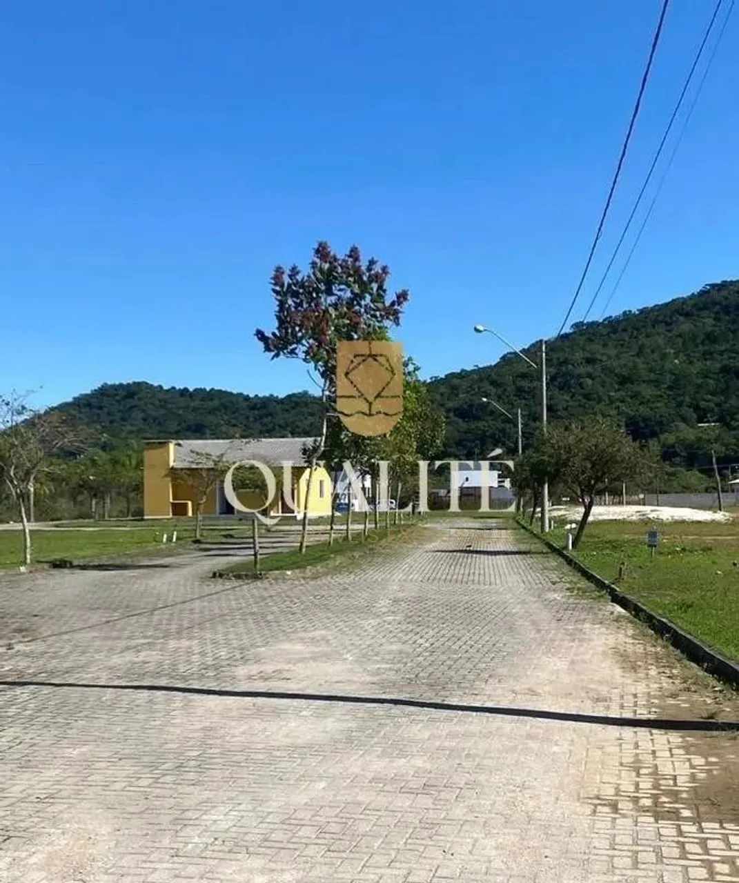 Terreno em condomínio fechado a menos de 3km de Jurerê, área privativa 408m2, posição sola