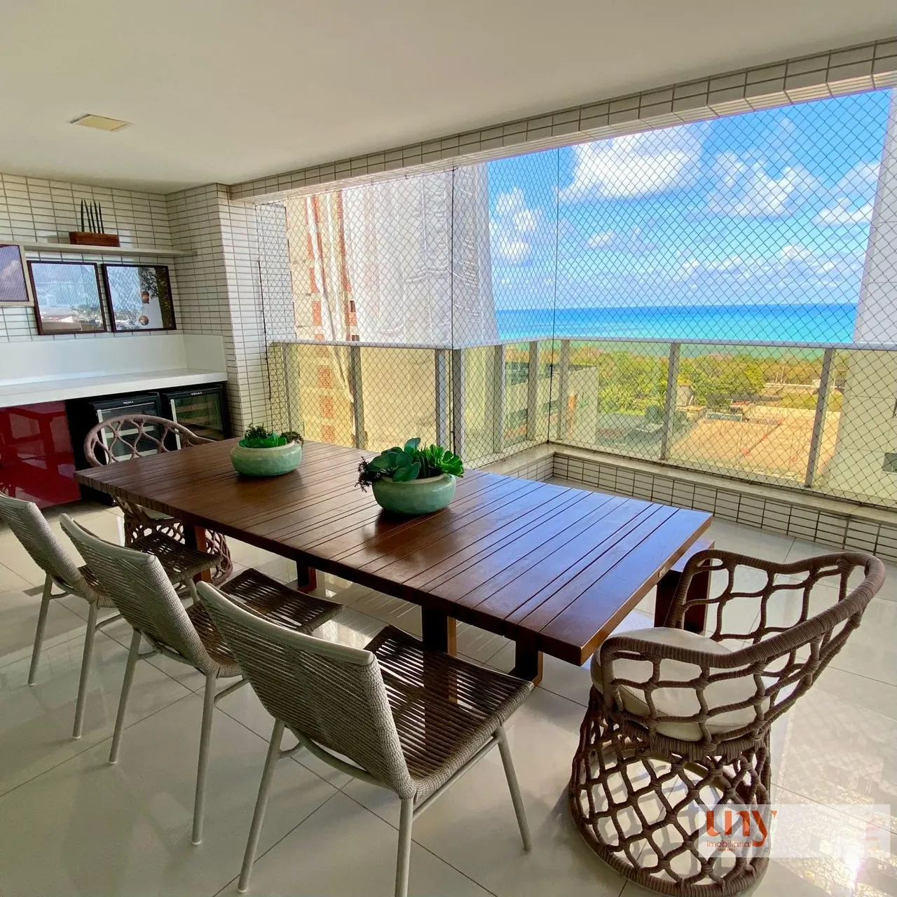 Apartamento com 4 suítes e 4 vagas todo projetado com vista para o mar no Altiplano