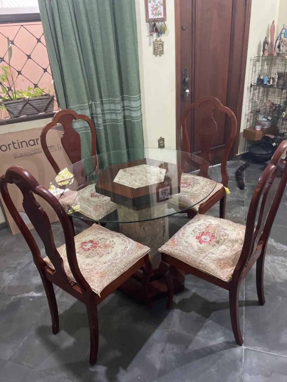 Mesa de Jantar de Vidro com base em Travertino + 4 Cadeiras