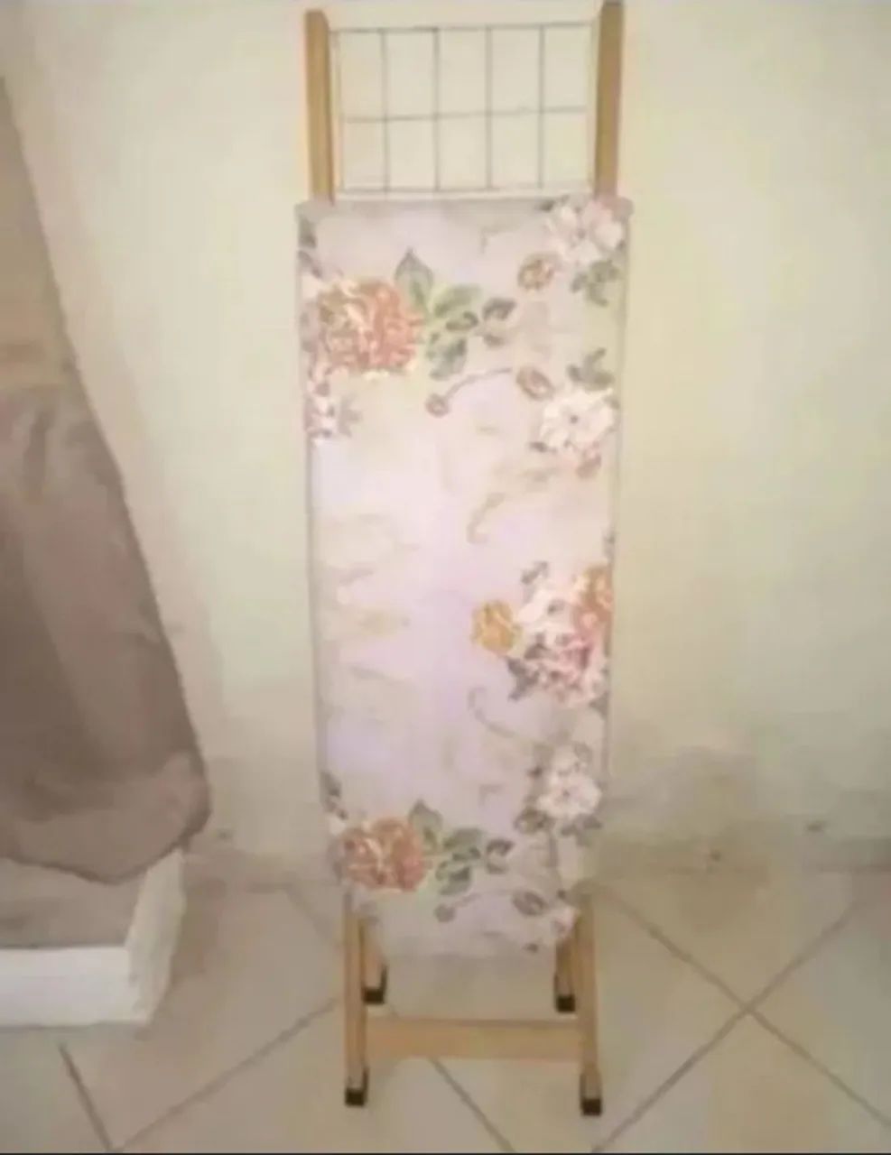 Tábua DE  PASSAR ROUPA  DOBRÁVEL com suporte para ferro  ESTAMPADA SEMI  NOVA. PERFEITA.  - Foto 2