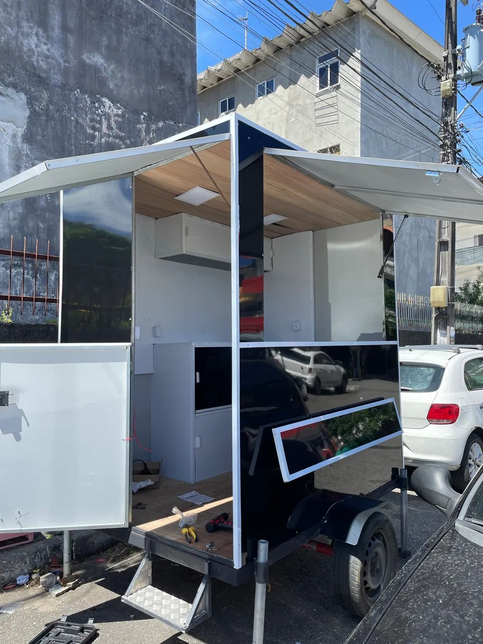 ALUGO TRAILER PRETO - NOVO, NUNCA USADO!