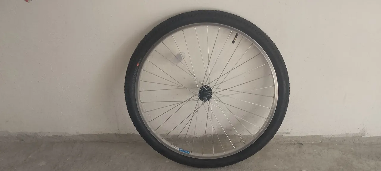 Roda de bicicleta aro 26 com pneu