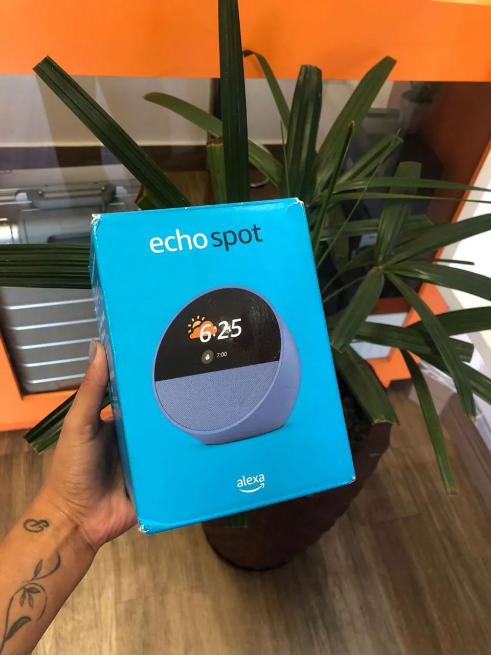 Amazon Echo Spot - Assistente Virtual com Tela - Foto 2