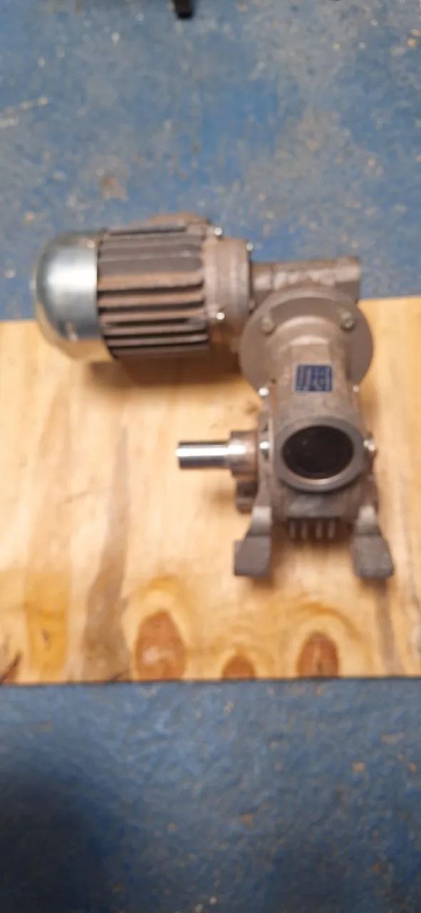 Motoredutor trifásico 0.12 cv redução 1/240. Rotação final: 7.