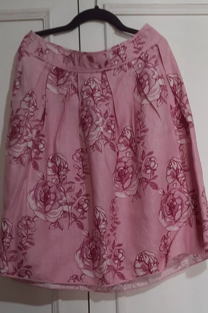 Saia rosa com estampa floral Mango.