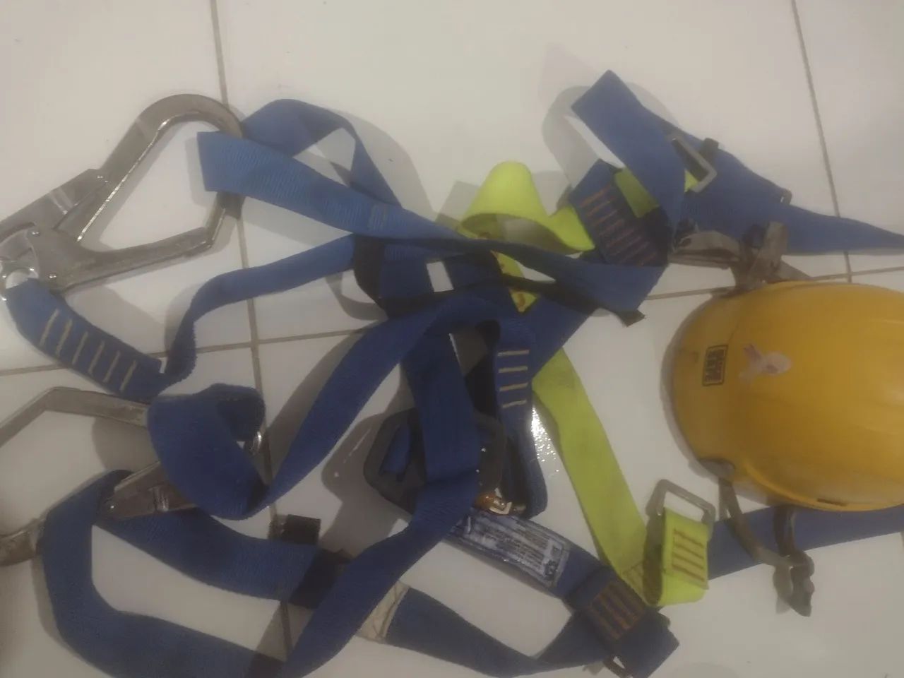 Cinto de proteção de altura novo capacete óculos e corda grande por 100 reais 