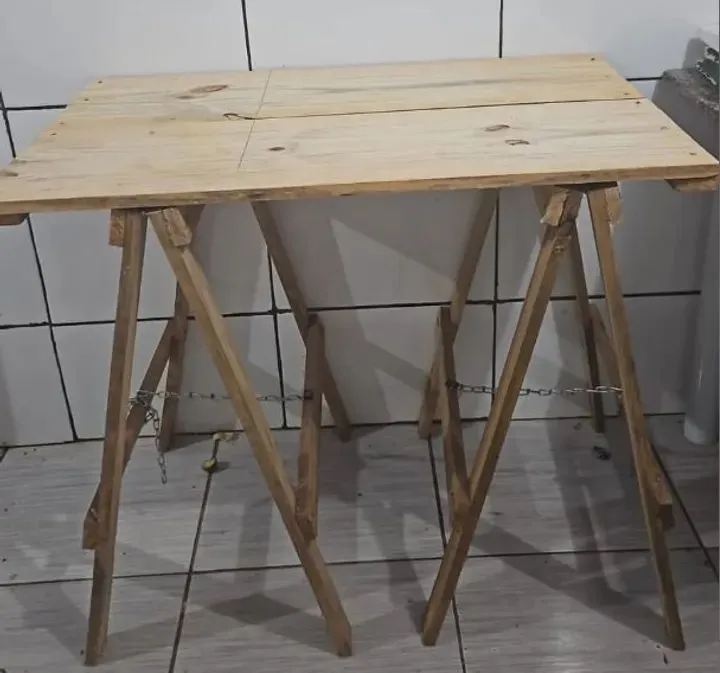 Mesa de madeira artesanal rústica
