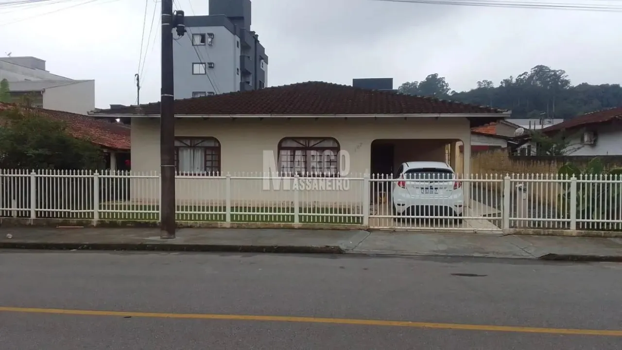 Casa para Venda em Joinville, BOA VISTA, 4 dormitórios, 2 banheiros, 2 vagas