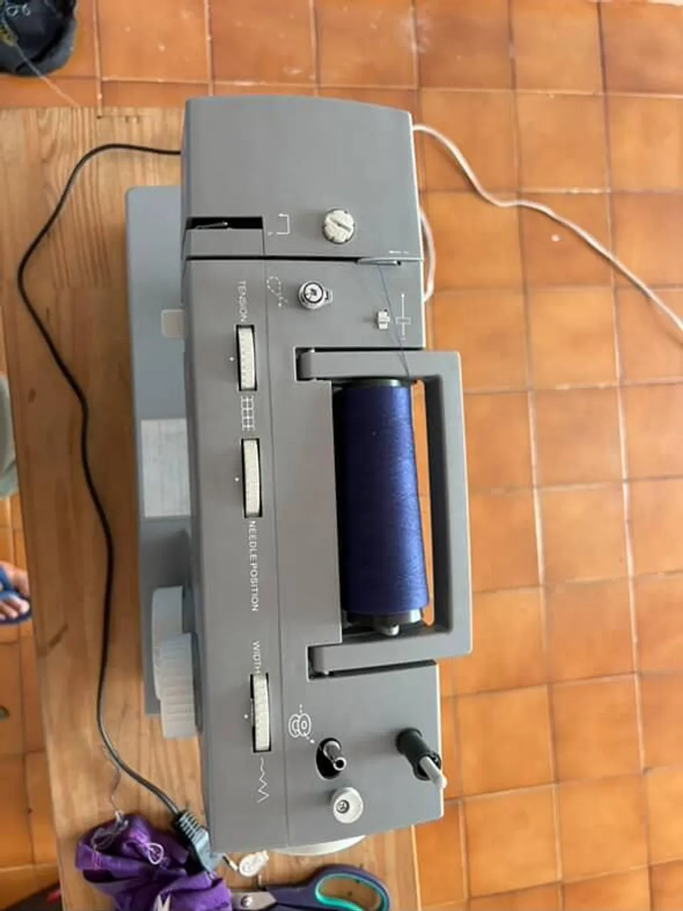 Máquina de Costura Portátil - Perfeita para seus projetos!