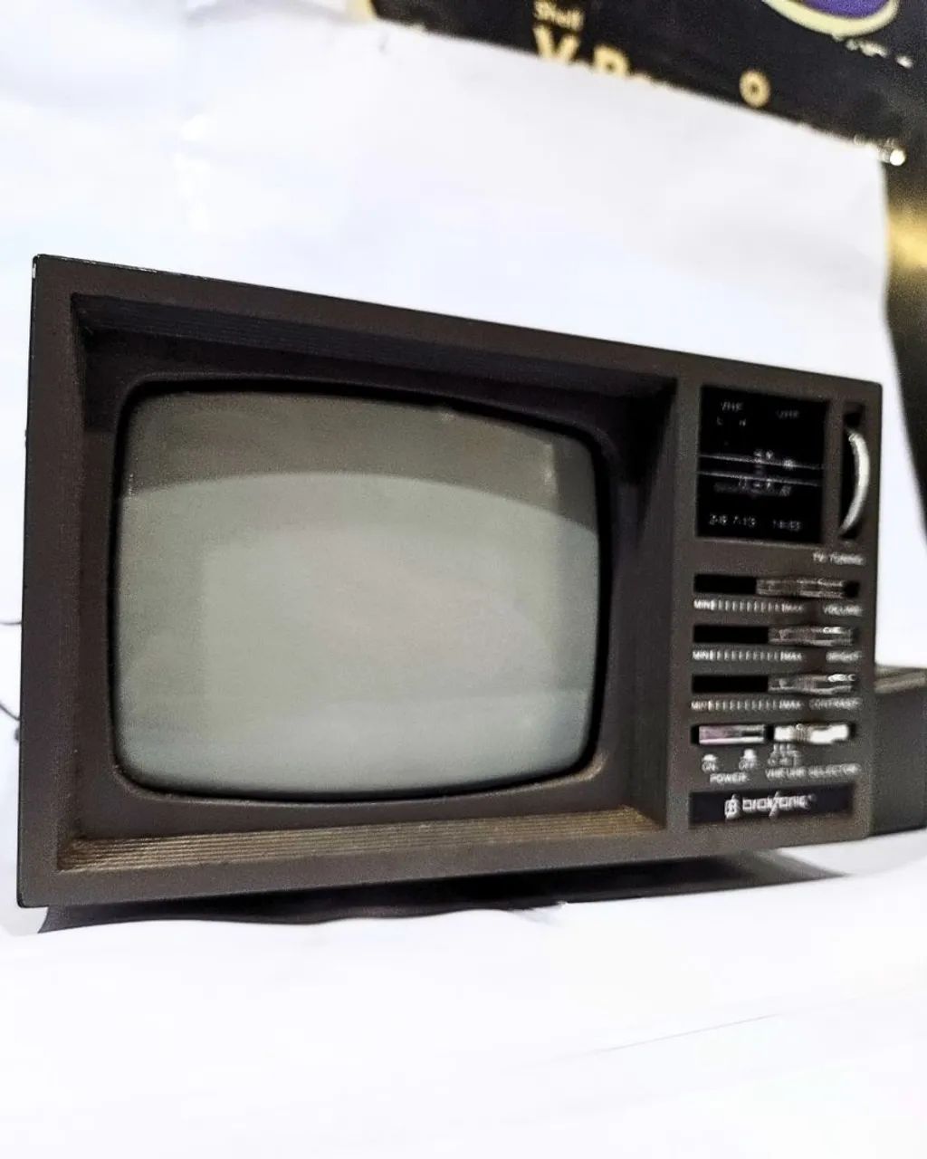 Minitelevisão Briksonic com rádio AM/FM