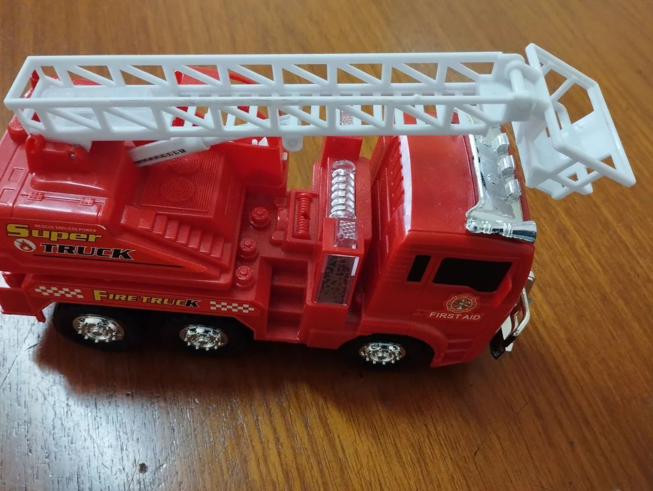 Caminhão de Bombeiros de Brinquedo - Foto 2