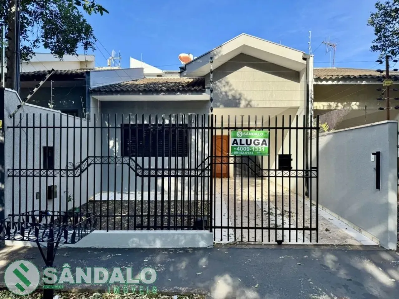Casa com 3 quartos para alugar por R$ 2300.00, 90.00 m2 - JARDIM AURORA - MARINGA/PR