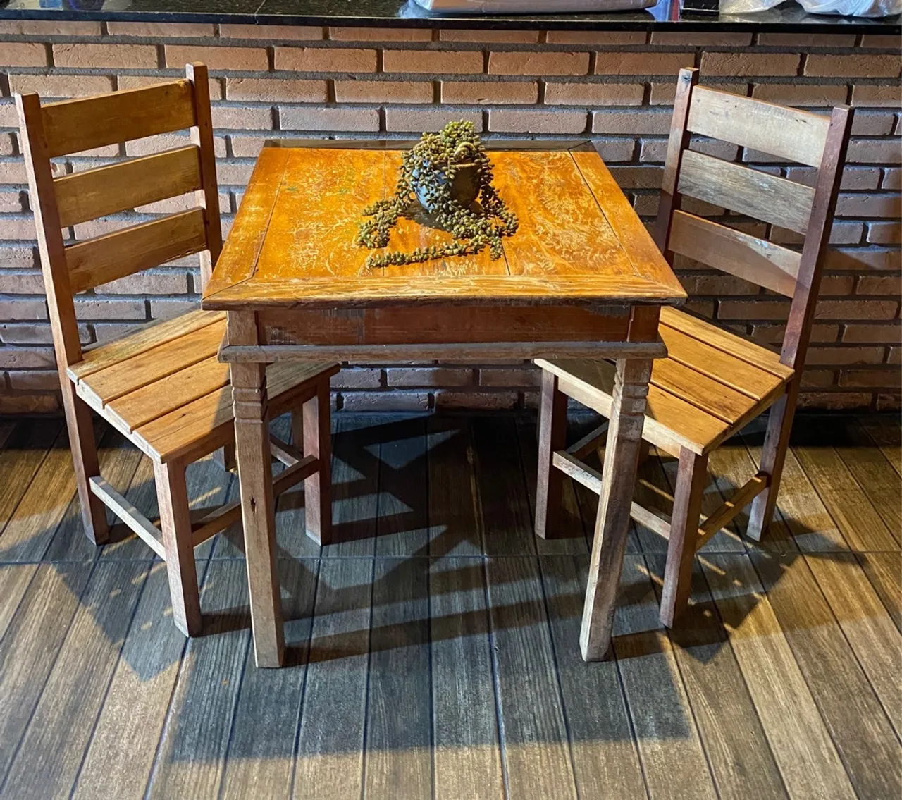Conjunto de mesa e cadeiras rústicas para área externa