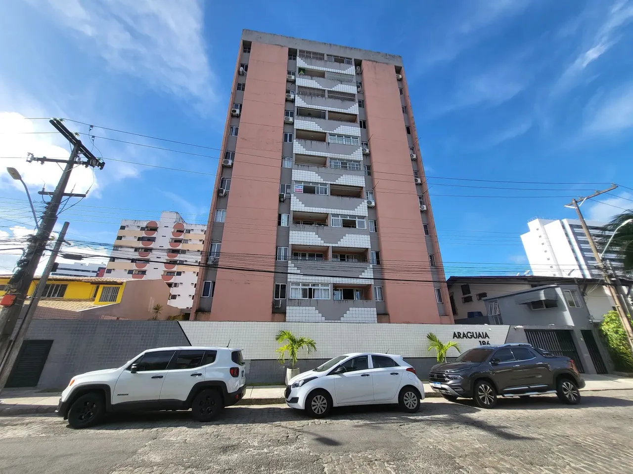 Aluga-se Apto com 03 quartos, sendo 01 suíte, varanda e 03 banheiros na Ponta Verde.