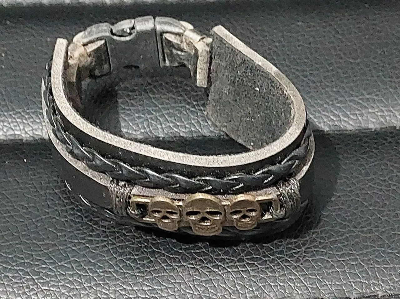 Pulseira 3 Caveiras Cor: Preto e Bronze