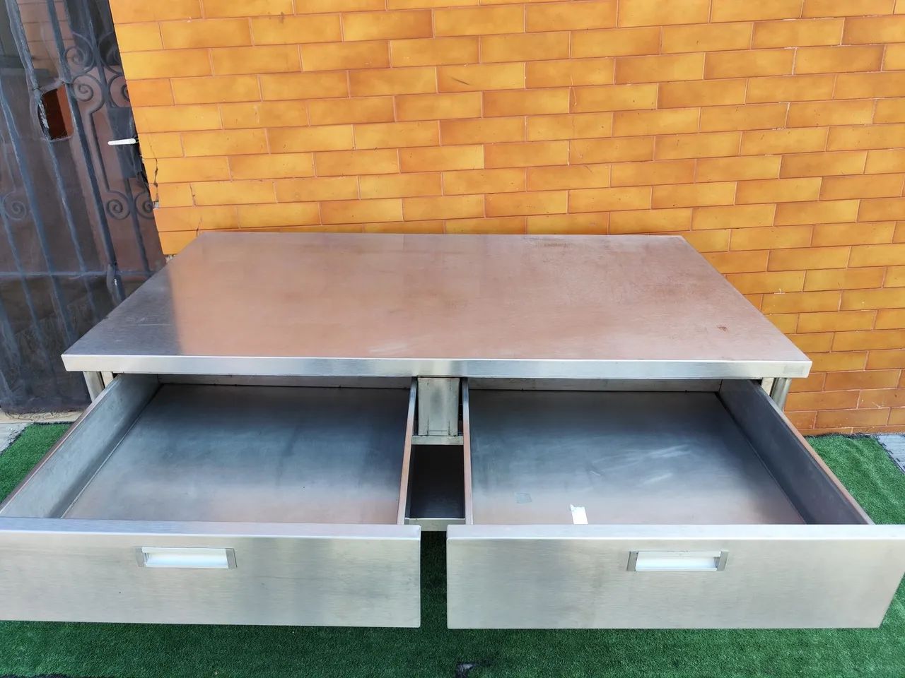 Mesa de Aço Inox com 2 Gavetas e Prateleira - Foto 4