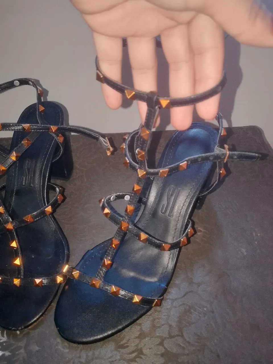 Sandália Feminina com Spikes - Elegância e Estilo