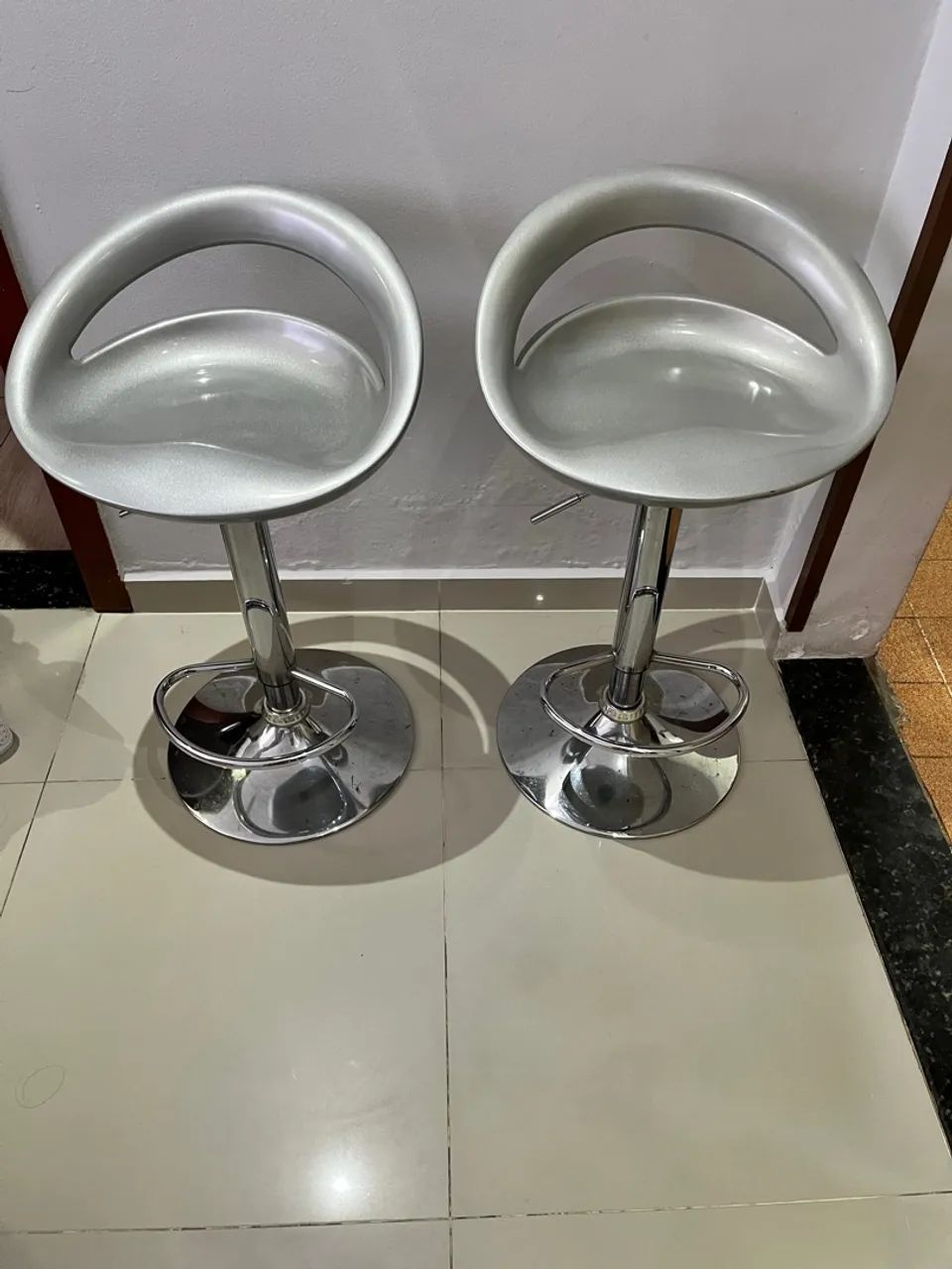 2 Banquetas Modernas Cromadas - Design Elegante - Foto 5
