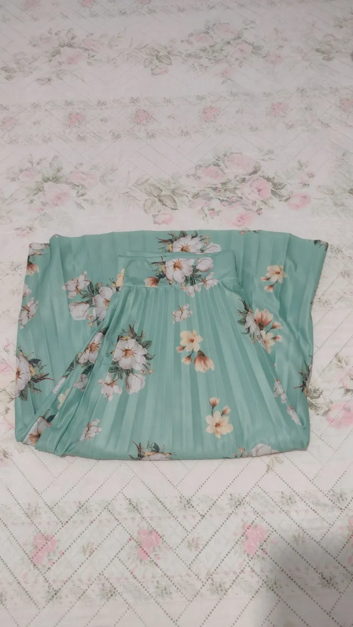 Saia floral plissada verde água