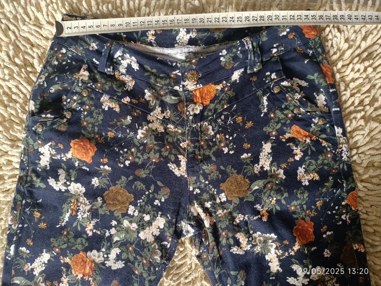Calça Jeans estampada floral com elastano - veste até 42. - Foto 5