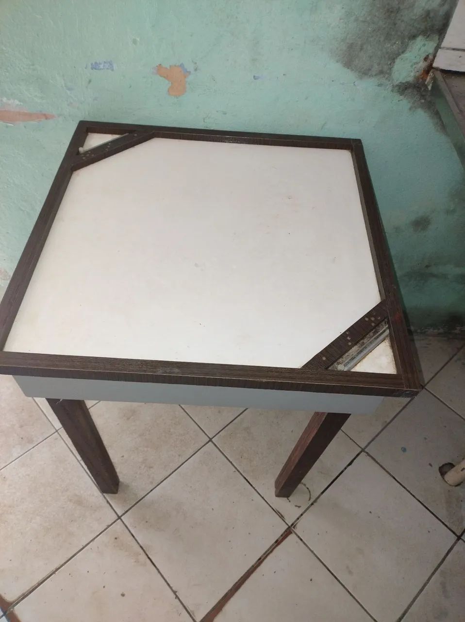 Mesa de dominó só tá faltando dois pés 