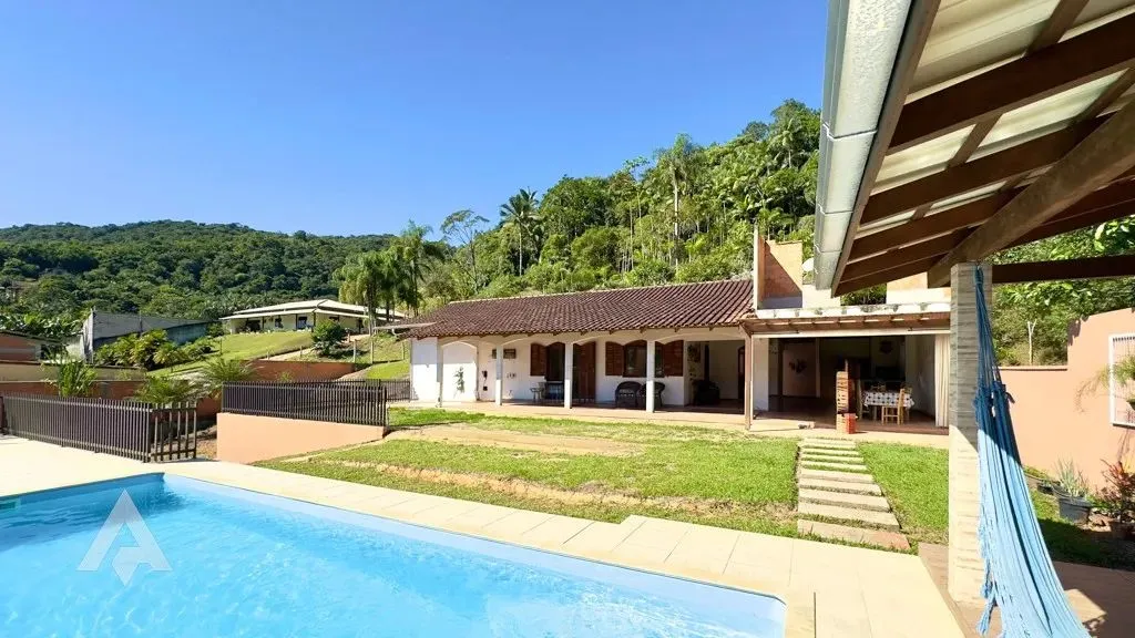 Casa à venda com 3 dormitórios e piscina em terreno amplo no bairro Progresso.