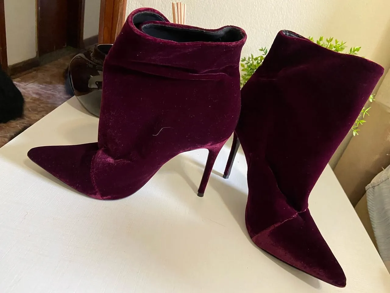 Botas de Veludo Vermelho - Salto Alto Schutz Tam 38